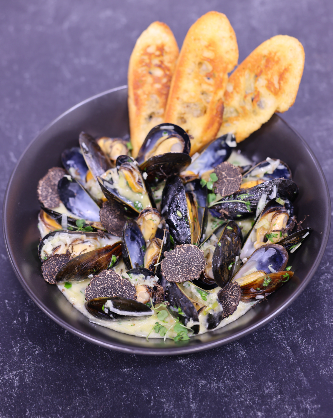 MUSSELS WITH TRUFFLE LEEK CREAM SAUCE
