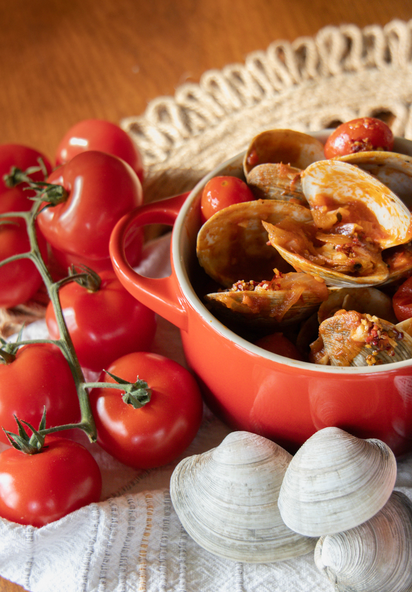 a bowl of clams and tomatoes